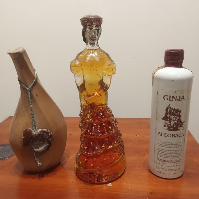 Copos de Balão ,Garrafa de Ginja de Alcobaça,,Brandy "Bailarina,Couro / Cantil : Garrafa tradicional revestida,