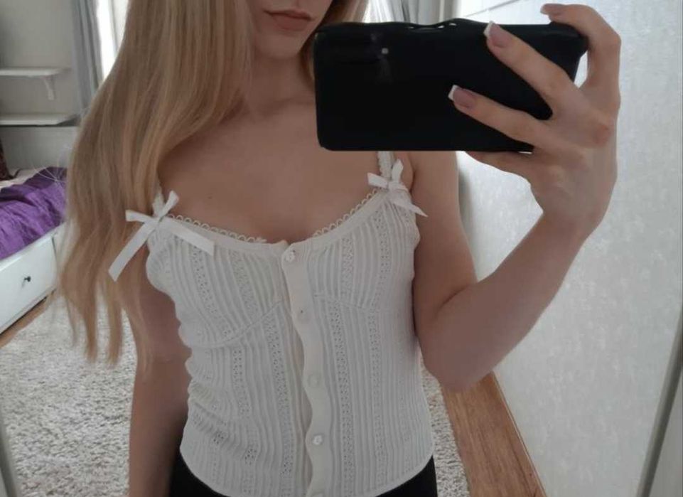 Біла майка із рюшами