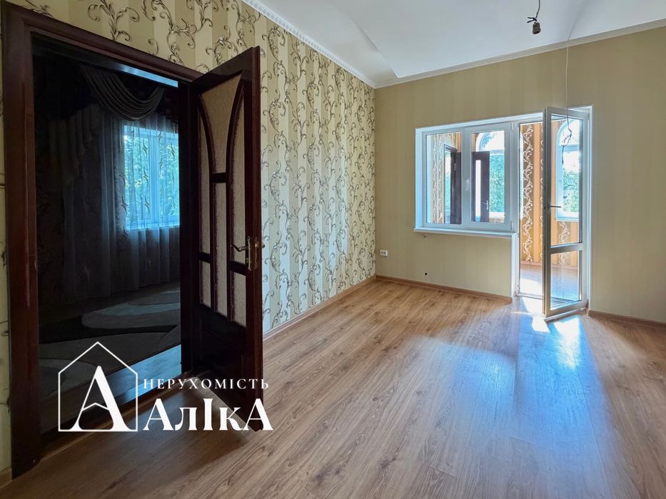 Продам два чудових будинки з ремонтом на одній території!
