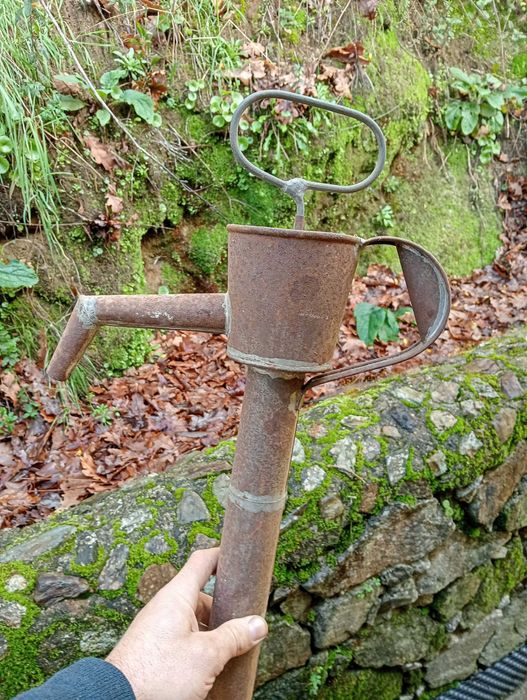 Várias peças antigas de metal - Latoeiro