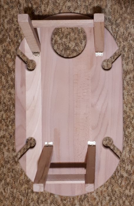 Столик деревянный, виинно-пивной, раскладнлй на ножках.