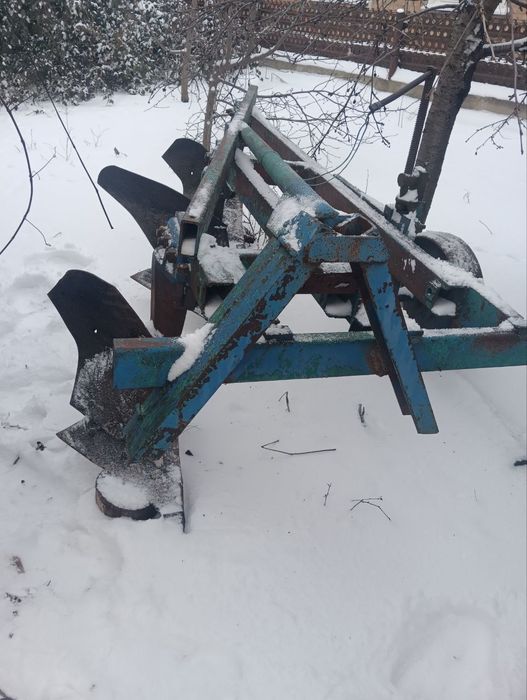 Продам плуг 3х35