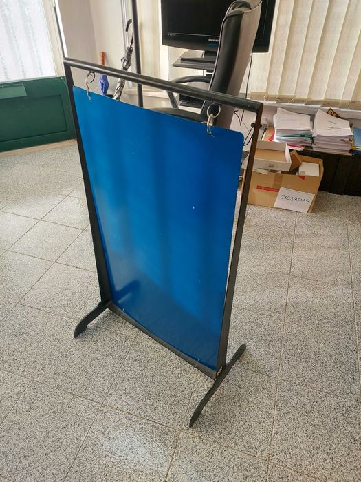 expositor com quadro metálico