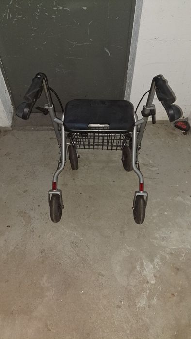 Balkonik z koszykiem, i siedziskiem dla osób starszych.