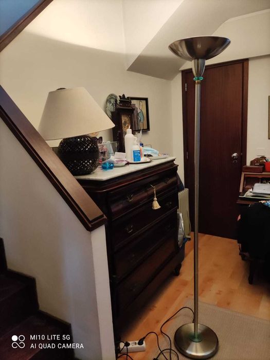 Candeeiro de pé bonito, luz de intensidade regulavel.