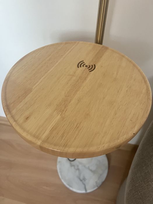 Lampa ze stacja ładującą