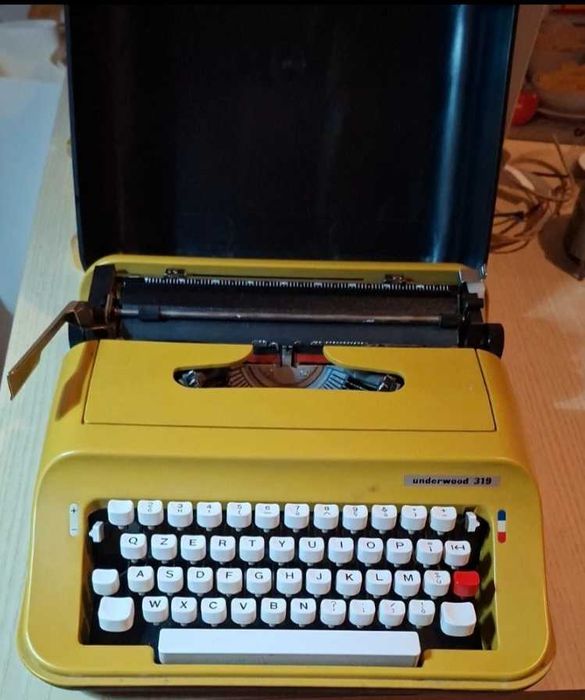 Máquina de escrever Olivetti-Underwood 319