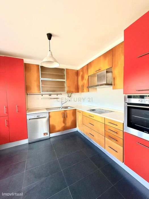 Moradia t3, requalificada, com 1000m2 de terreno a 5 min da praia de S