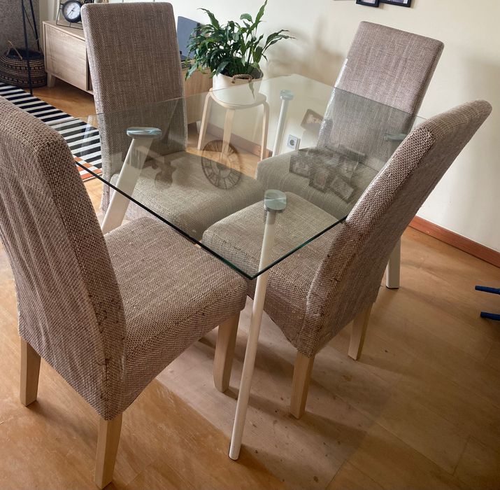 Mesa de jantar com 4 cadeiras