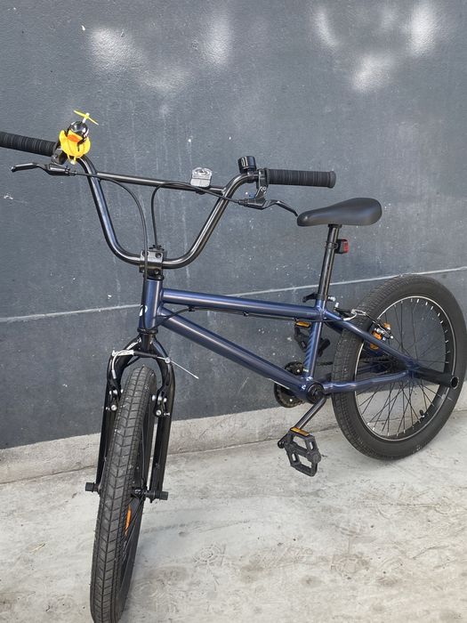 Bmx com oferta de quatro pedalairas e capacete tamnho S