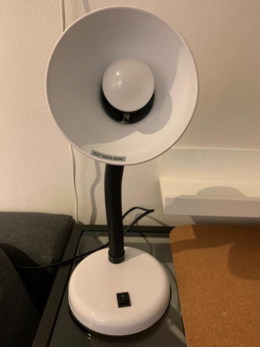 Candeeiro de secretária nunca usado.