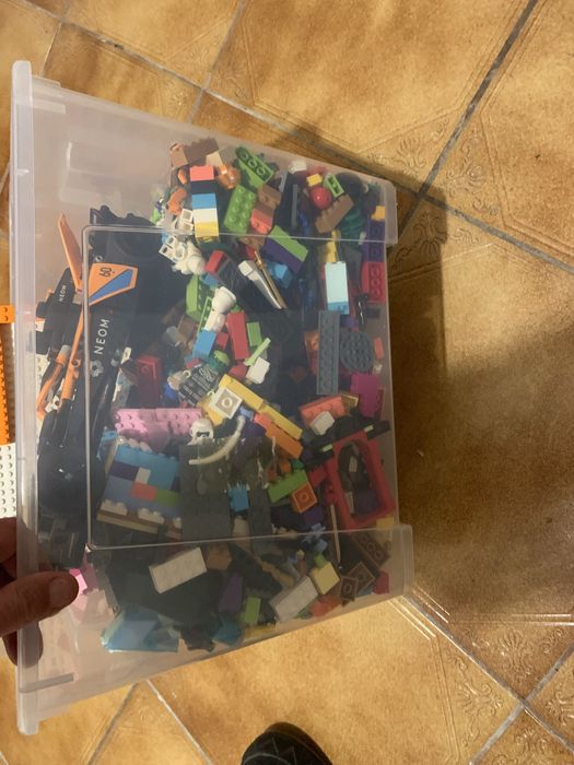 Caixa grande de LEGO (aprox. 3-4 kg).