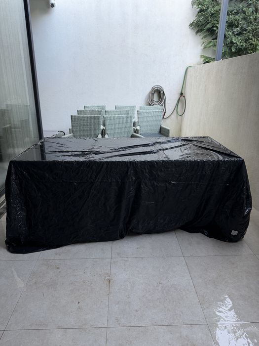 Mesa + 8 cadeiras com almofada + capa