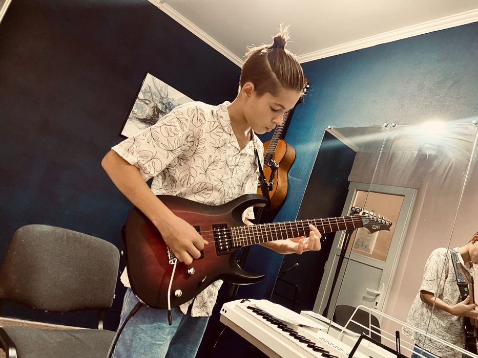 Навчу грати на єлектрогітарі,акустиці,укулеле