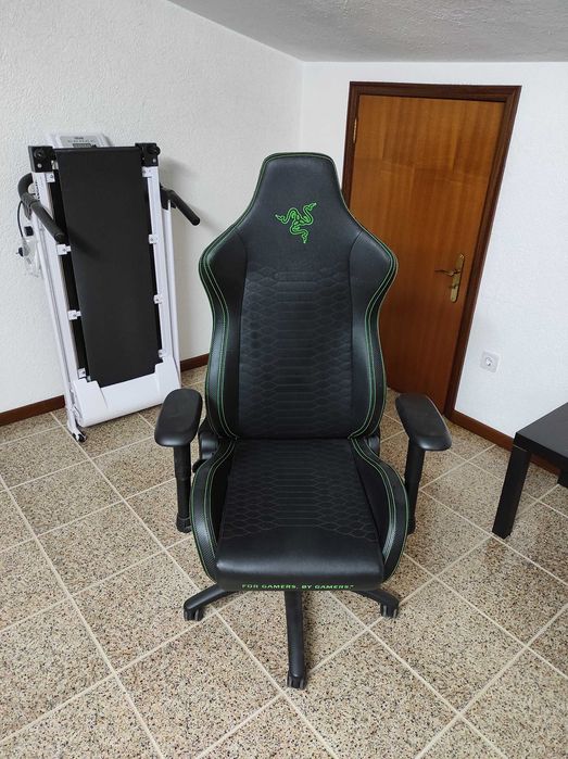 Cadeira de game preta com detalhes verdes
