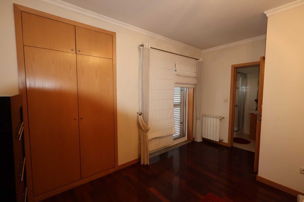 Aluga-se T3 mobilado e com garagem