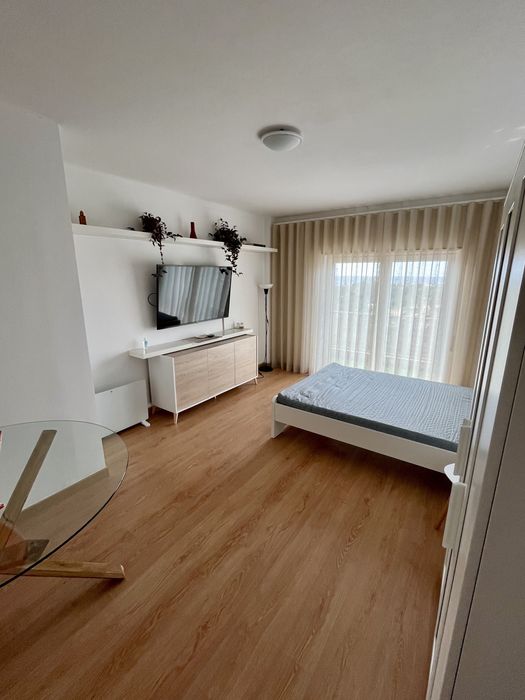 Quarto com varanda vista para o castelo