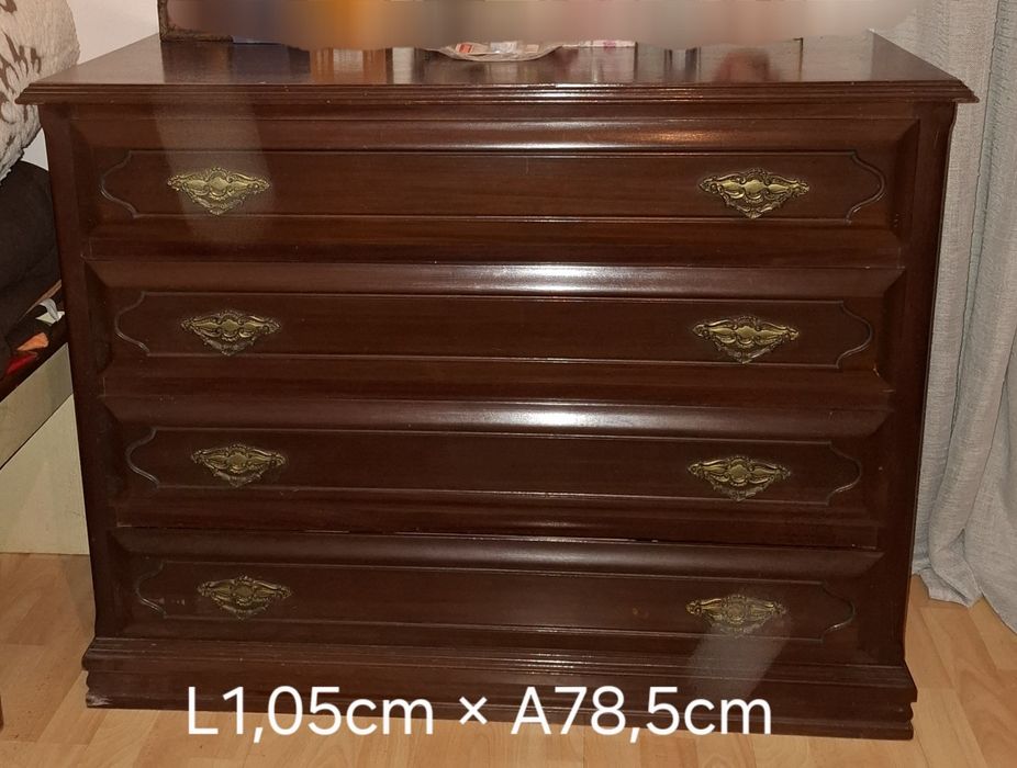 Vários móveis, cómodas, mesinhas de cabeceira, cama e aparador