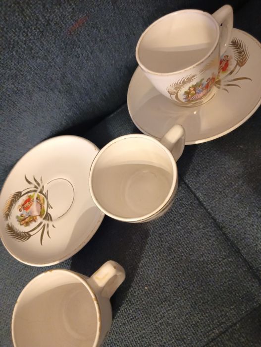 3 chavenas e dois pires de cerâmica / loiça  Muito antigos	Vintage*