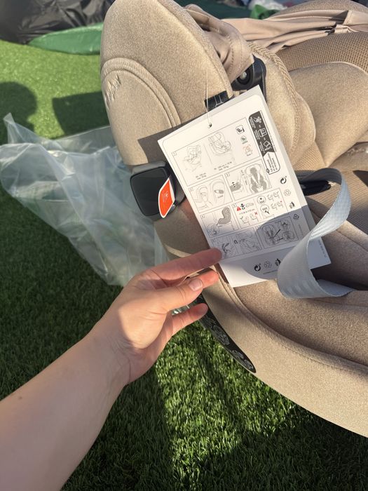 Автокрісло Sirona Ti від Cybex з капішоном