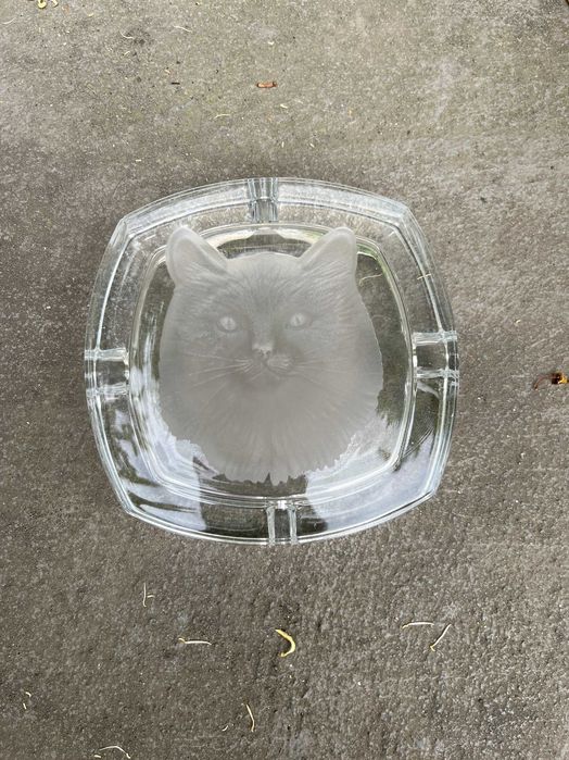 Cinzeiro de vidro com um gato