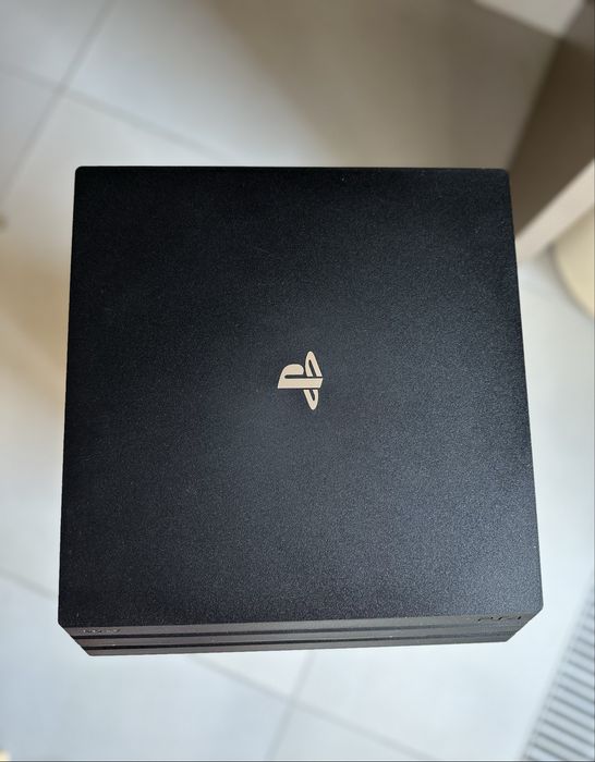 PlayStation 4 Pro 1TB + 2 pady