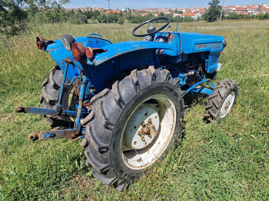 Trator Hinomoto E250D matriculado - Motor de 3 cilindros