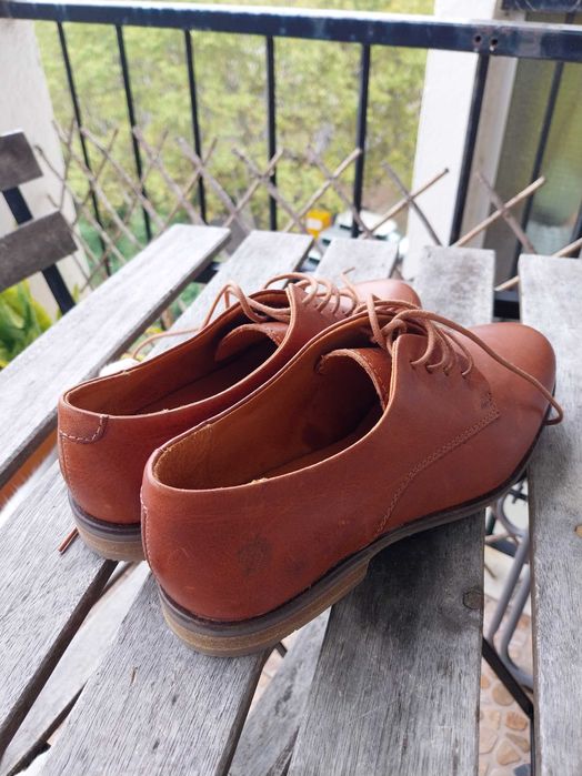 Sapatos em pele camel