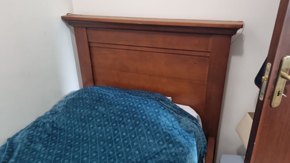 Cama solteiro de madeira