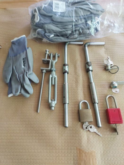 2 ferrolhos p/aí dos  2 aluquetes 2 esticadores  2 fechos Para armário 10 pares de luvas marca juba res