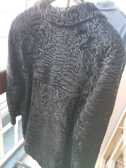 Casaco Curto Astracã / Astrakan Preto - Elegante Etiqueta Aurora Reis