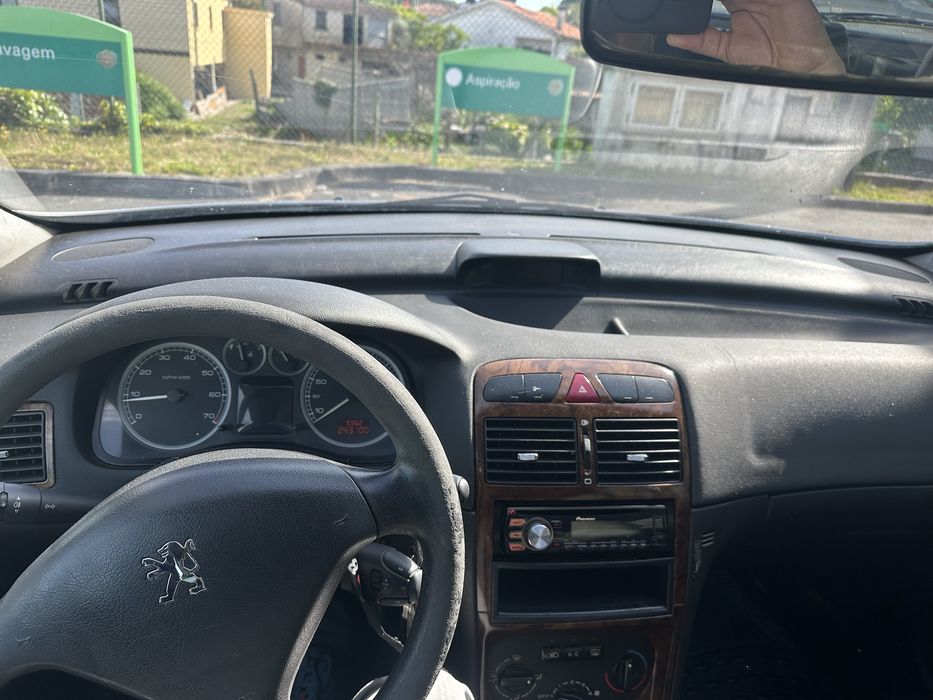 Peugeot 307 à venda, ano 2001, em bom estado, totalmente revisado.
