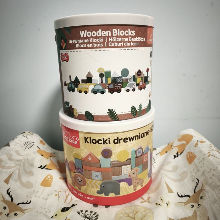 Dwa zestawy drewnianych klocków- samochody i zwierzęta- stan bardzo do