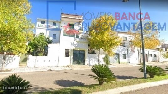 Moradia T2, (parte indivisa correspondente a 50%), em banda, no Bai...