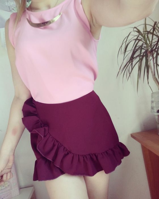 Spódniczka krótka rozkoszowana falbanki spodenki szorty bordowa Boohoo