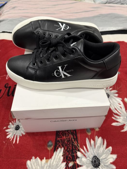 Vendo tenis usado calvin klein em bom estado