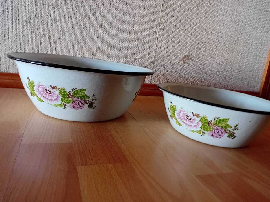 каструлі ,миски,друшляк, ковшик,блюдо емальовані