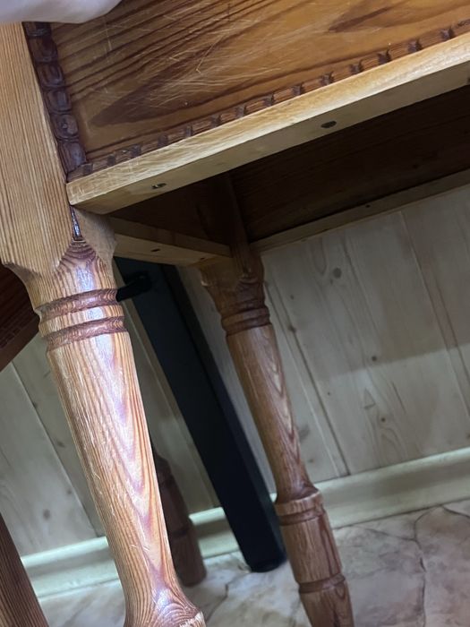 Деревʼяні табуретки ручної роботи