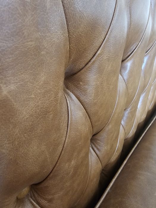 Sofá de pele castanho