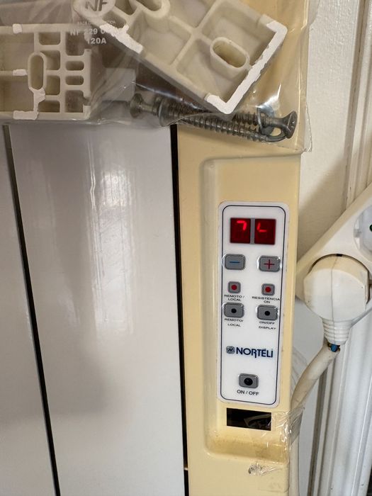 Aquecedor a óleo de parede com termoestato