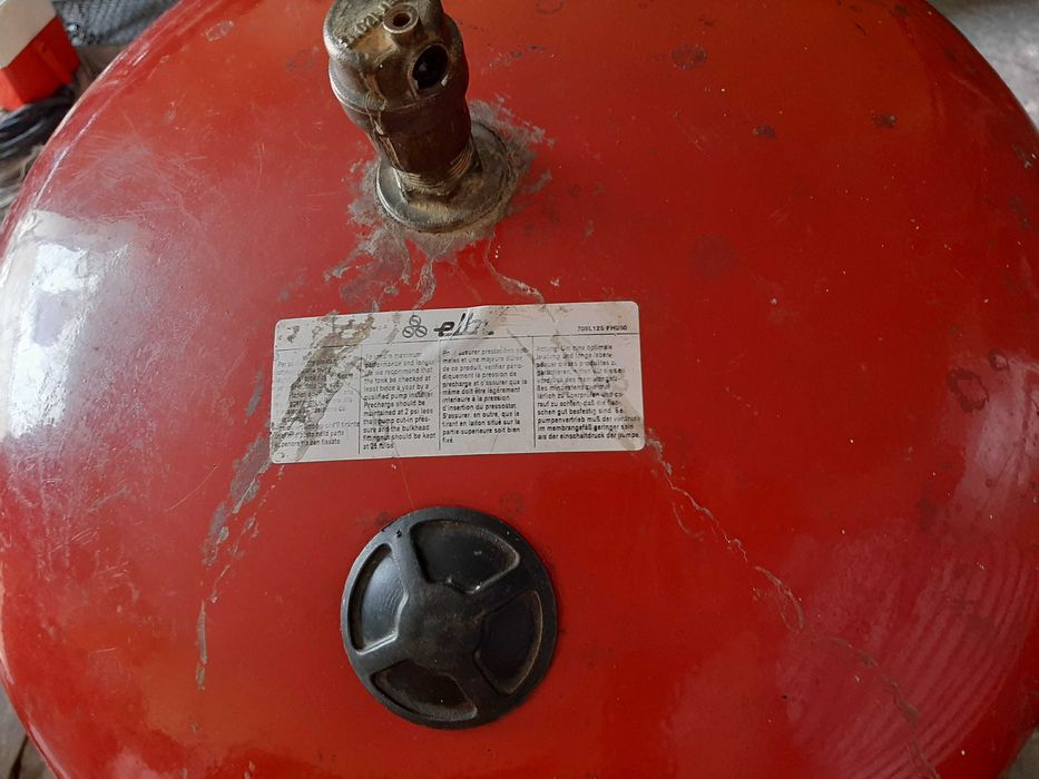 Продам расширительный бак на 200 литров.