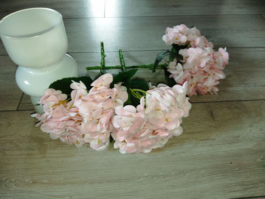 Sztuczne kwiaty w wazonie