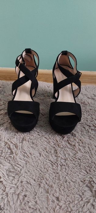 Czarne buty na obcasie i koturnie