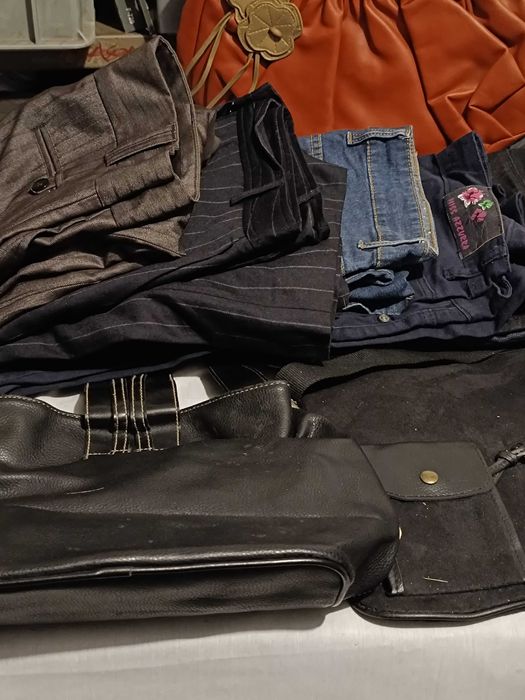 Conjunto de Bolsas, Calças e Camisas de Mulher