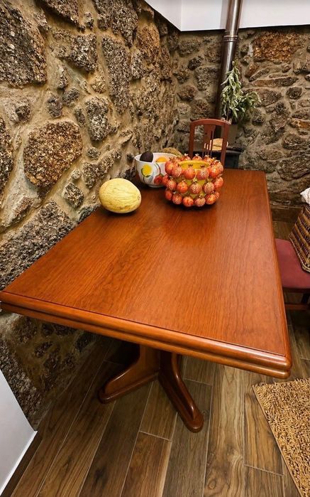 Mesa + cadeiras + aparador