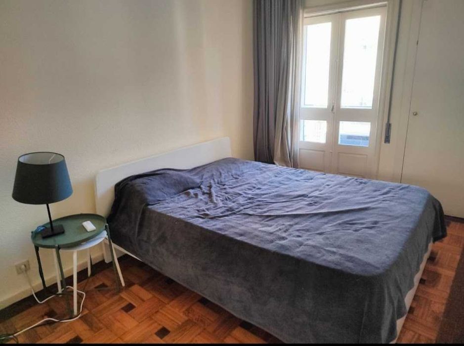 Espaçoso (140m2) T2 duplex disponível na zona de Cedofeita (Rua de Antero Quental), Porto.