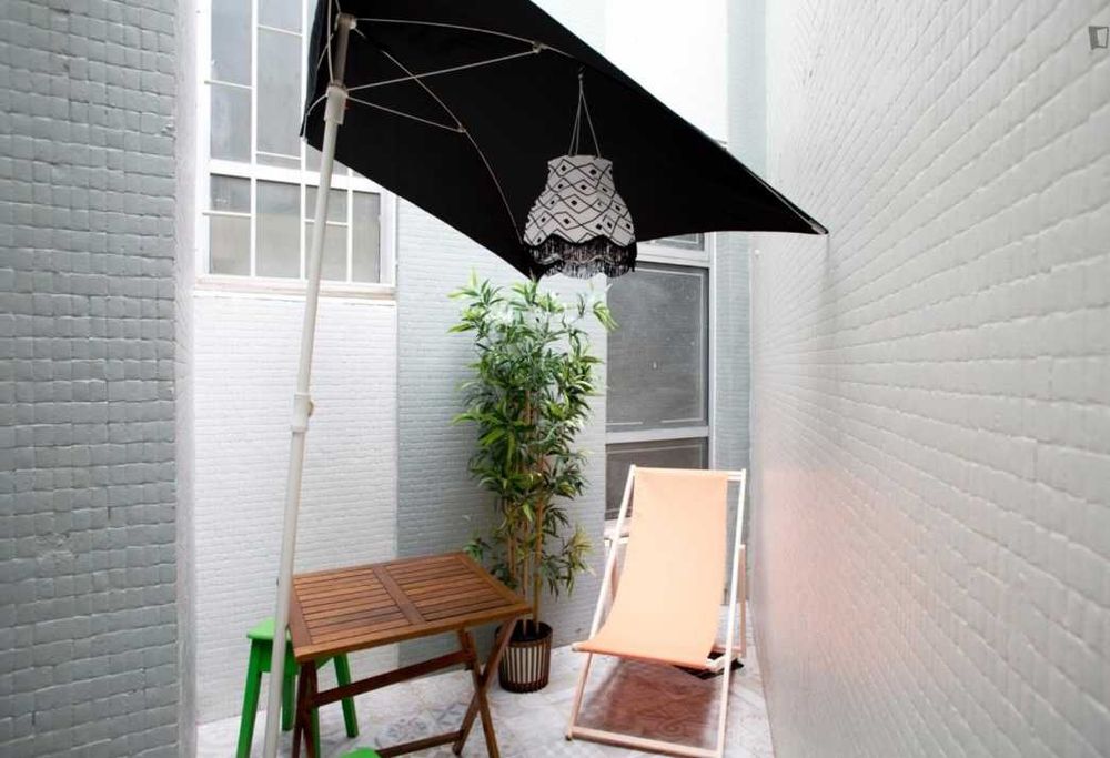 Estúdio com estilo no coração do arroios com patio — o bairro mais cosmopolita de lisboa