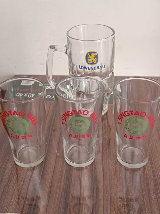 Caneca de cerveja Lowenbrau e 3 copos da cerveja Tsingtao Bee