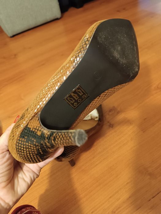 Sapatos altos de pele de cobra