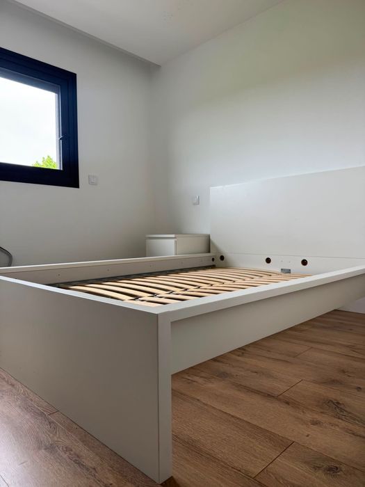Cama MALM com mesa de cabeceira